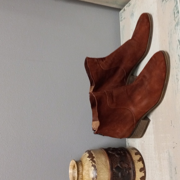 LUCKY BRAND WINE COLORED LEATHER, ZIP BACK ANKLE BOOTS - Picture 2 of 13